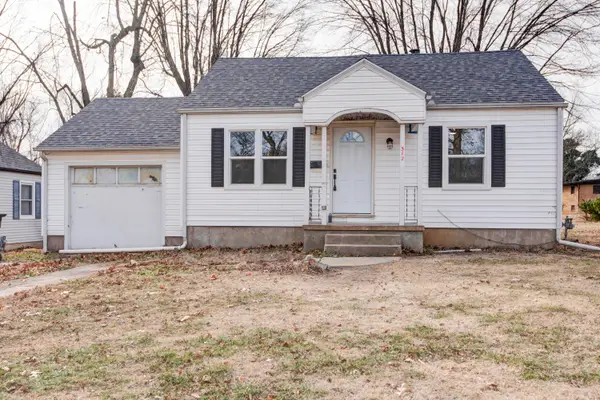 512 W College Street, Aurora, MO 65605