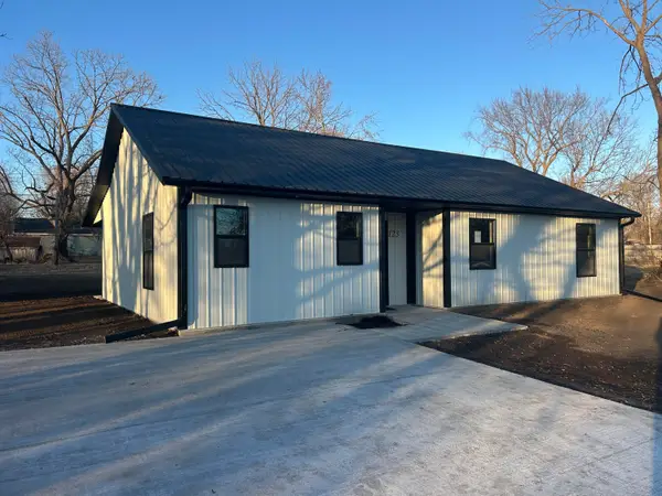 123 W Cofield Street, Aurora, MO 65605