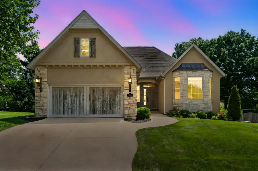 966 S Carriage Avenue, Springfield, MO 65809 - #2