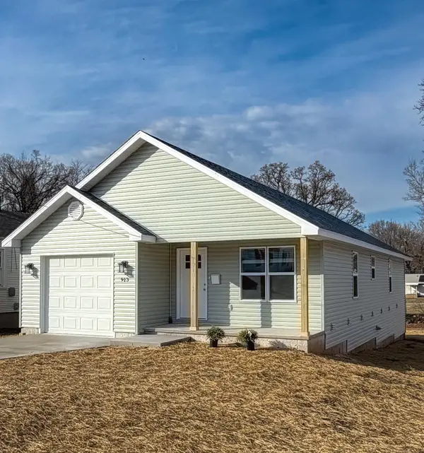 913 W Della Street, Springfield, MO 65803