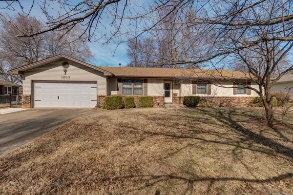 1233 W Highland Street, Springfield, MO 65807