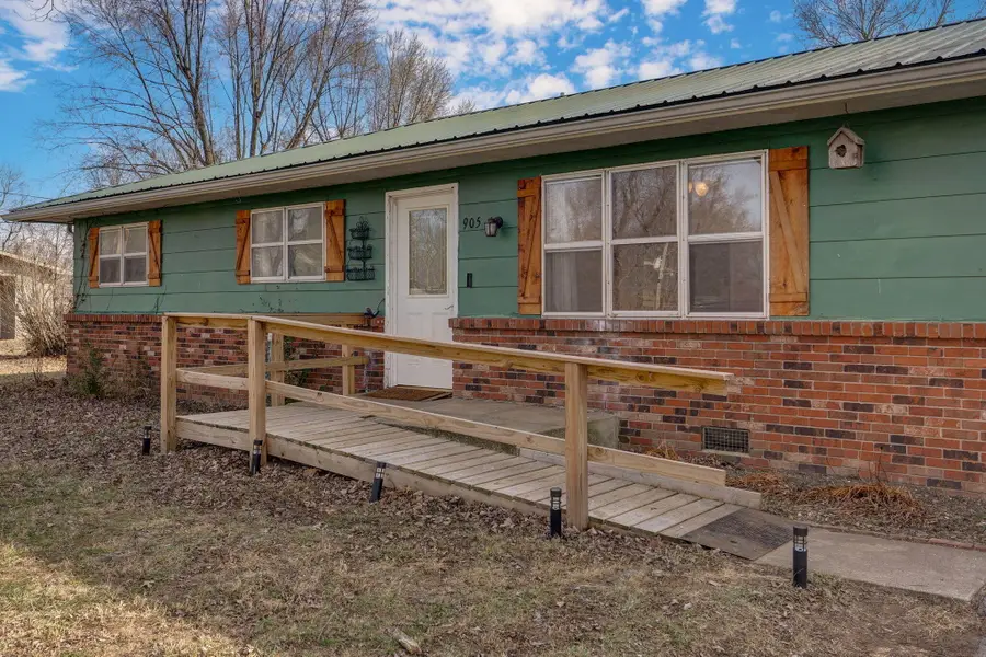 905 E Kirby Street, Mount Vernon, MO 65712 - #2