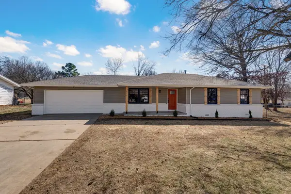 4072 W Magnolia Drive, Battlefield, MO 65619