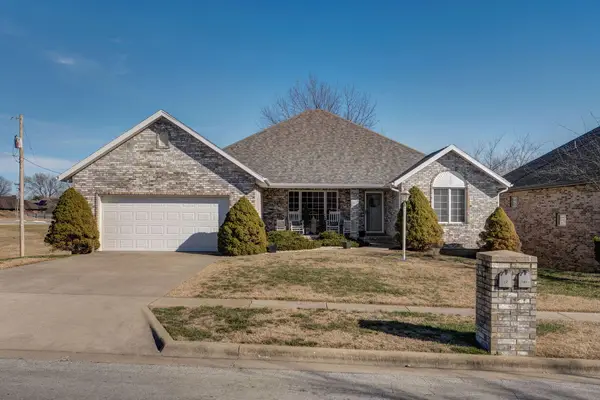 1824 S Oakmont Avenue, Springfield, MO 65809