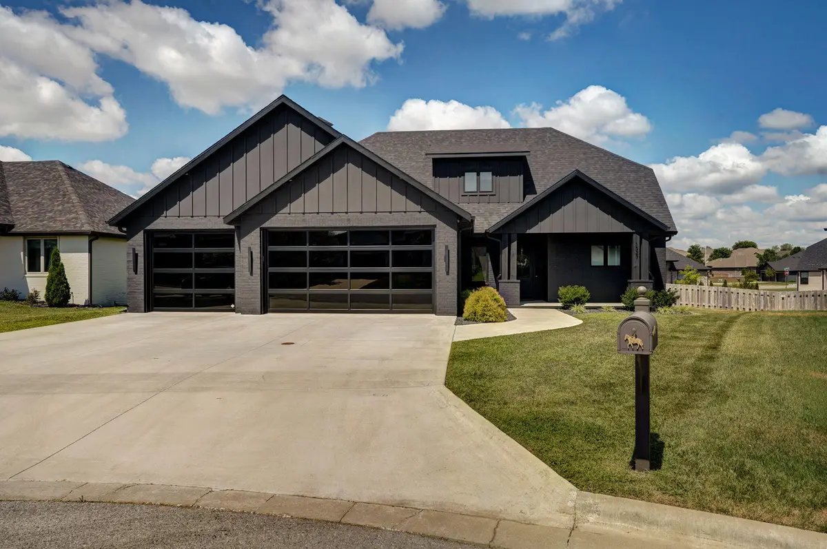 1527 N Edgemont Circle, Springfield, MO 65802 - #1