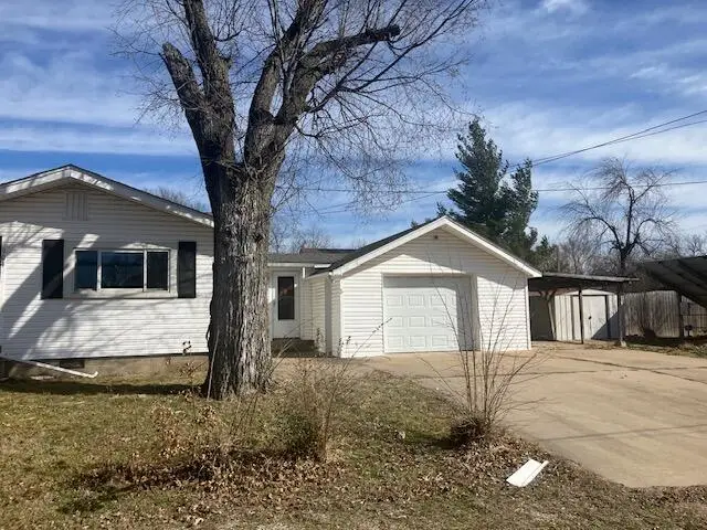 904 Wyandotte Avenue, Baxter Springs, KS 66713 - #2