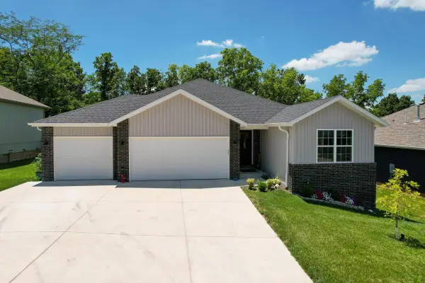 1502 W Parkview Street, Ozark, MO 65721