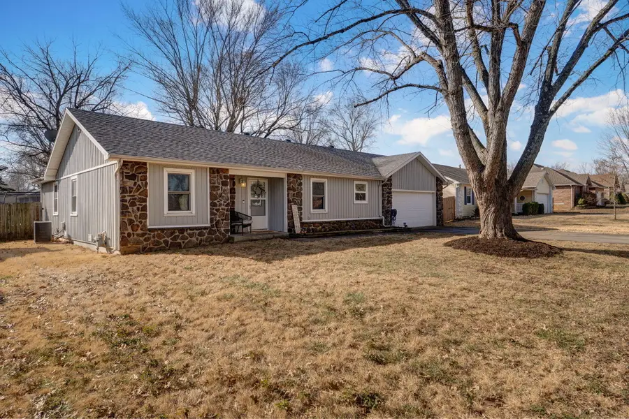 1052 E Oak Tree Lane, Springfield, MO 65810 - #2