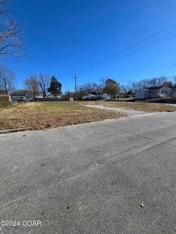 2009 E 4th Street, Joplin, MO 64801