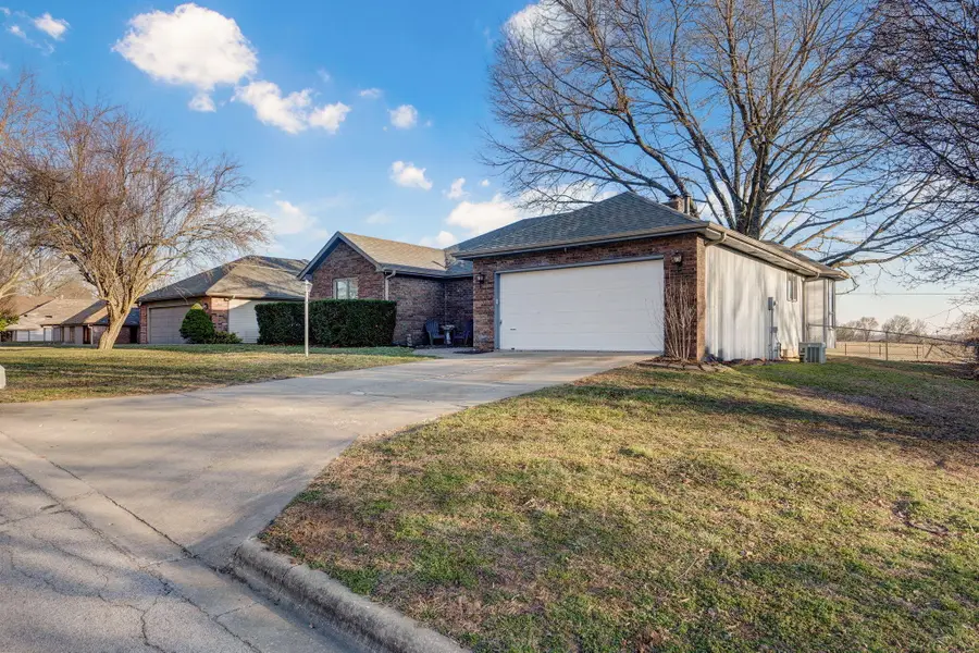 512 E Baldknobber Street, Nixa, MO 65714 - #2