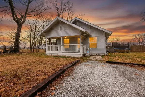 317 E Highland Street, Aurora, MO 65605