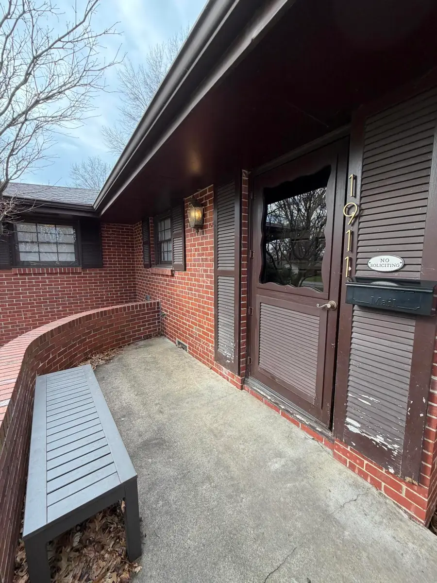 1911 S Saratoga Avenue, Springfield, MO 65804 - #3