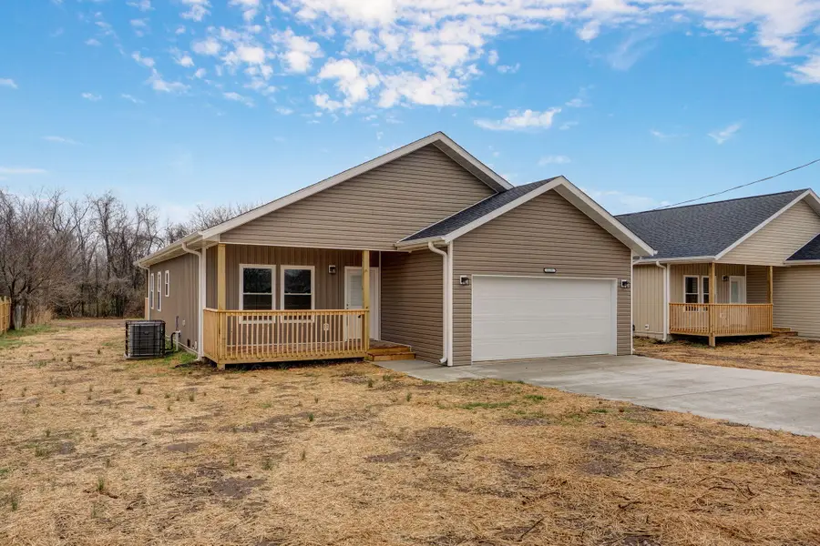 1135 N Dickerson Avenue, Springfield, MO 65803 - #2