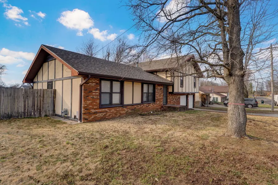 3839 N Stewart Avenue, Springfield, MO 65803 - #3