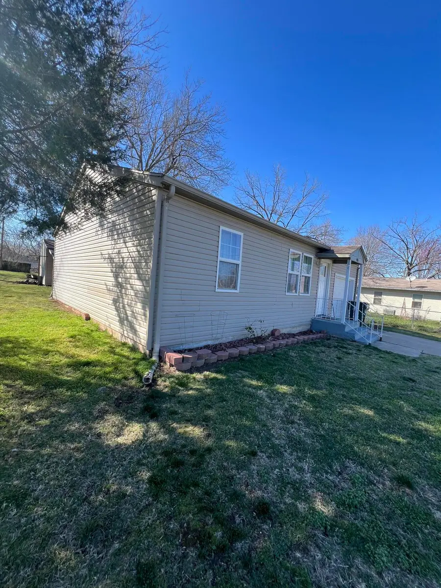 905 S Griffith Avenue, Aurora, MO 65605 - #2