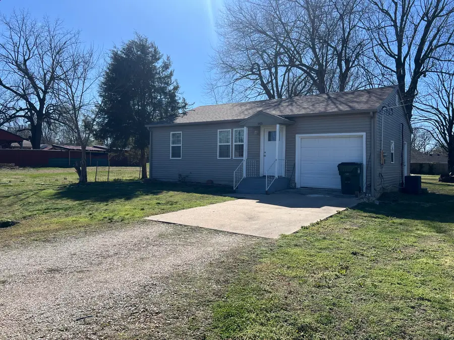 905 S Griffith Avenue, Aurora, MO 65605 - #3