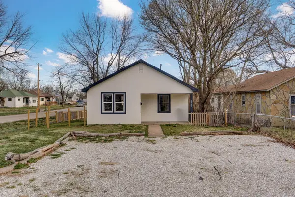 601 E Highland Street, Aurora, MO 65605