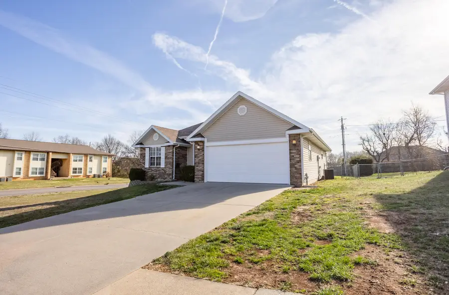 580 N Lynette Avenue, Republic, MO 65738 - #3