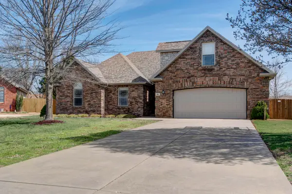 406 S Chestnut Hills Drive, Republic, MO 65738