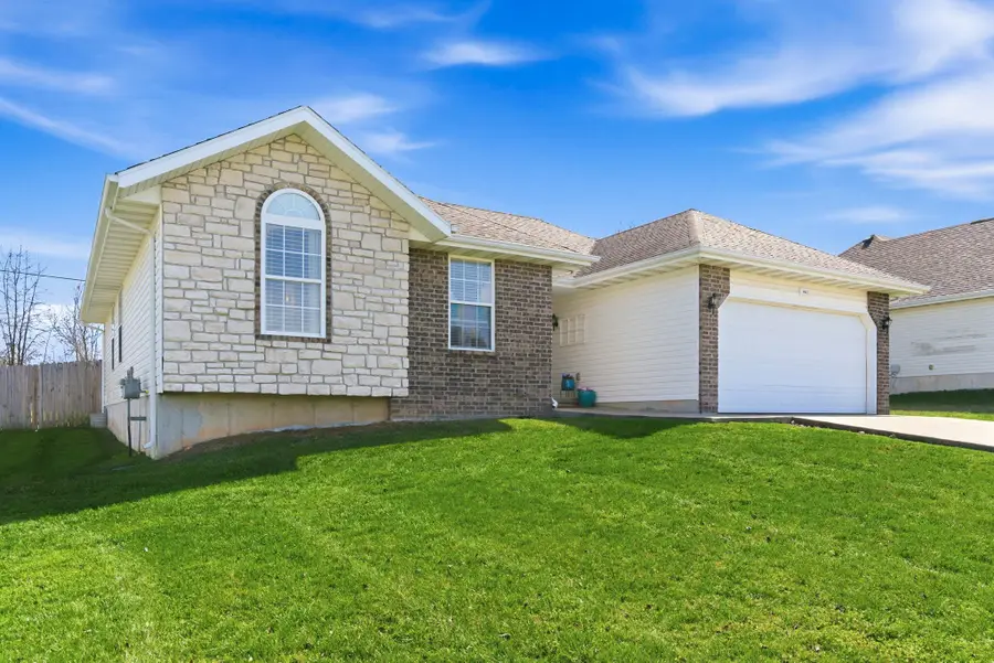 982 S Redwood Street, Nixa, MO 65714 - #2