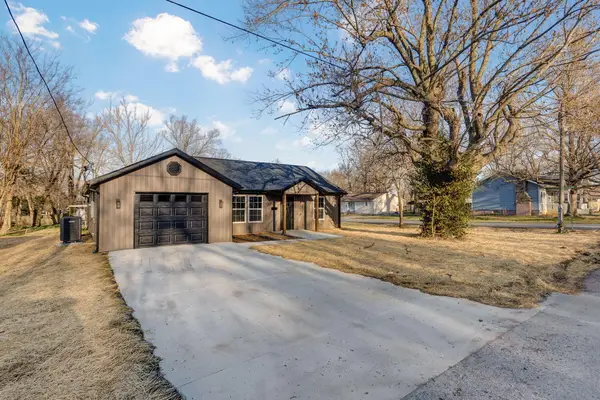 703 S Adams Avenue, Aurora, MO 65605