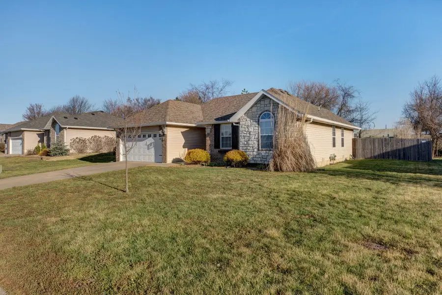 1109 W Scenic Hills Drive, Nixa, MO 65714 - #2