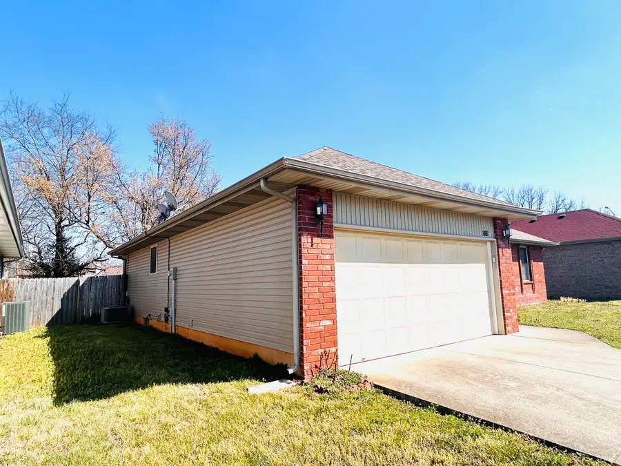 2852 S Pinehurst Avenue, Springfield, MO 65807 - #2