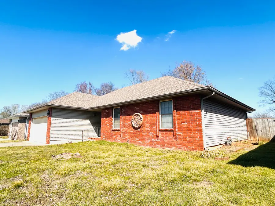 2852 S Pinehurst Avenue, Springfield, MO 65807 - #3