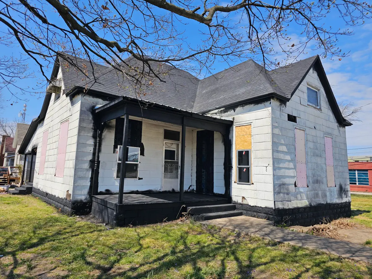 135 E Locust Street, Aurora, MO 65605 - #1