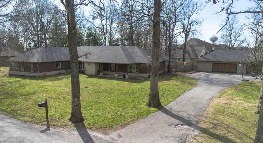 1202 W Glen Oaks Drive, Nixa, MO 65714 - #2