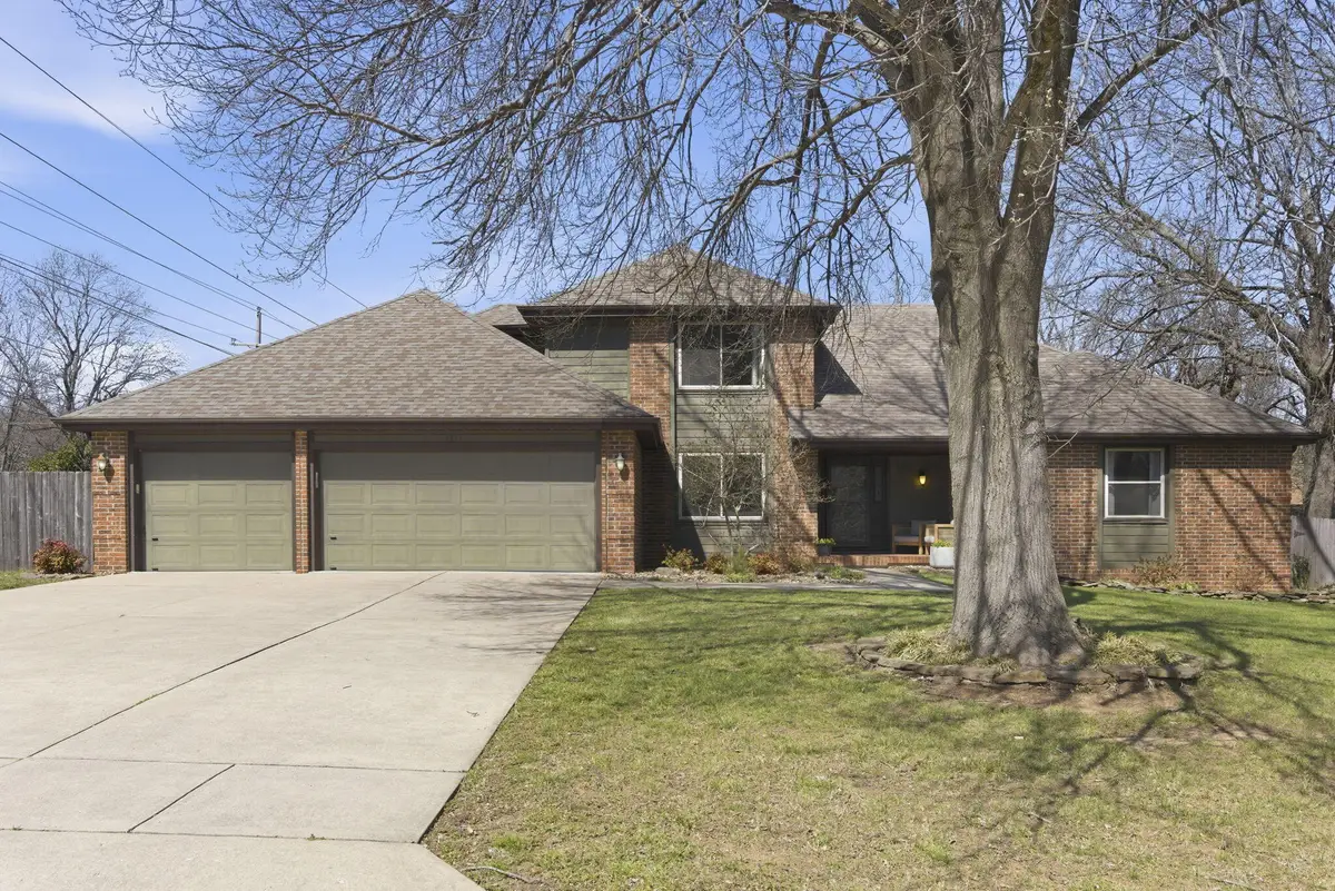 1811 E Vincent Drive, Springfield, MO 65804 - #1