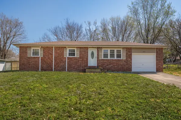 202 N Elmwood Avenue, Republic, MO 65738