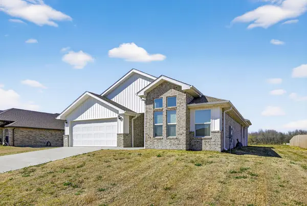 2306 N Greystone Square, Webb City, MO 64870