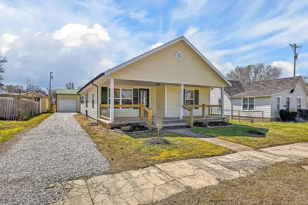 134 W College Street, Aurora, MO 65605