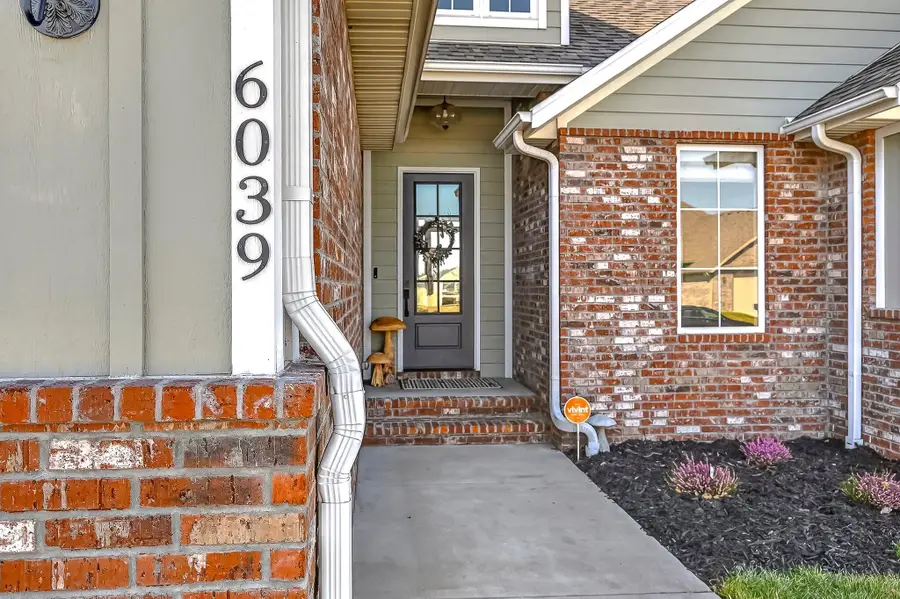 6039 S Kings Avenue, Springfield, MO 65810 - #3