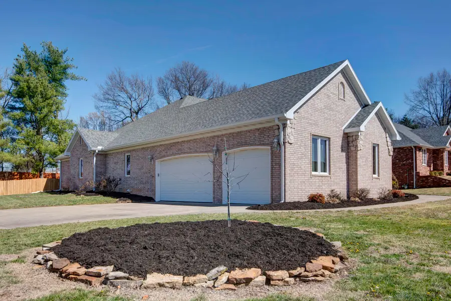 811 W Jackson Avenue, Nixa, MO 65714 - #3