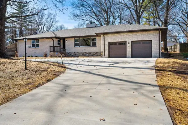 2435 S Brentwood, Springfield, MO 65804