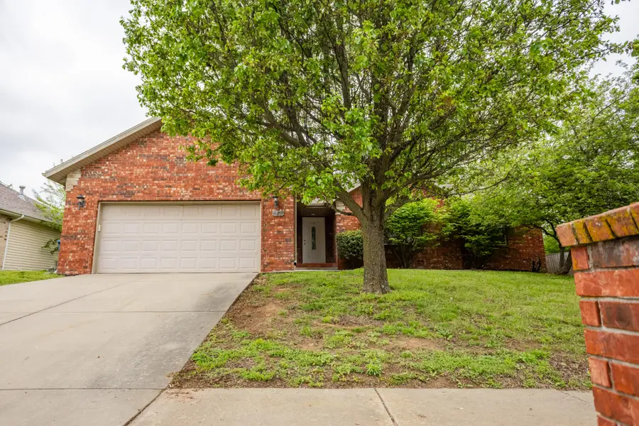 587 S Canterbury Lane, Nixa, MO 65714 - #2