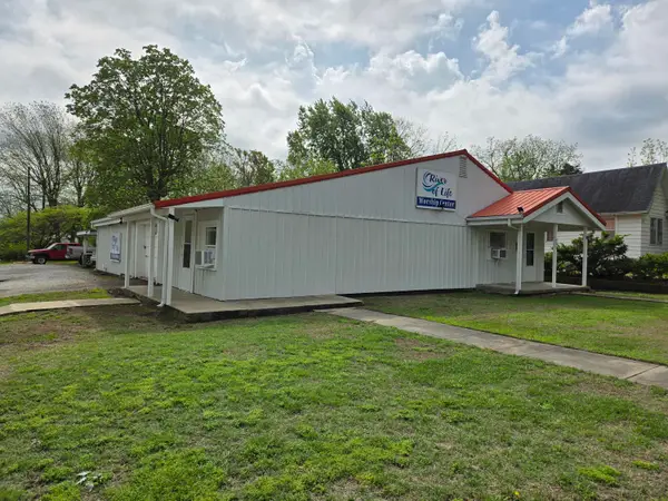 802 S Oak Avenue, Aurora, MO 65605