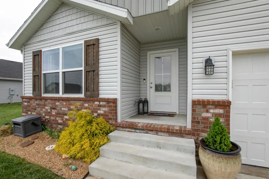 586 S Caroline Avenue, Republic, MO 65738 - #3