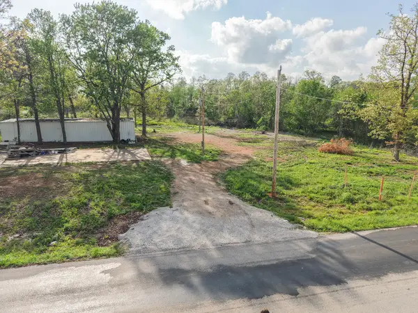 000 Lawrence 1210, Aurora, MO 65605