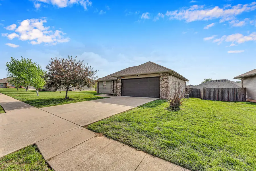1054 S Tanner Avenue, Springfield, MO 65802 - #2
