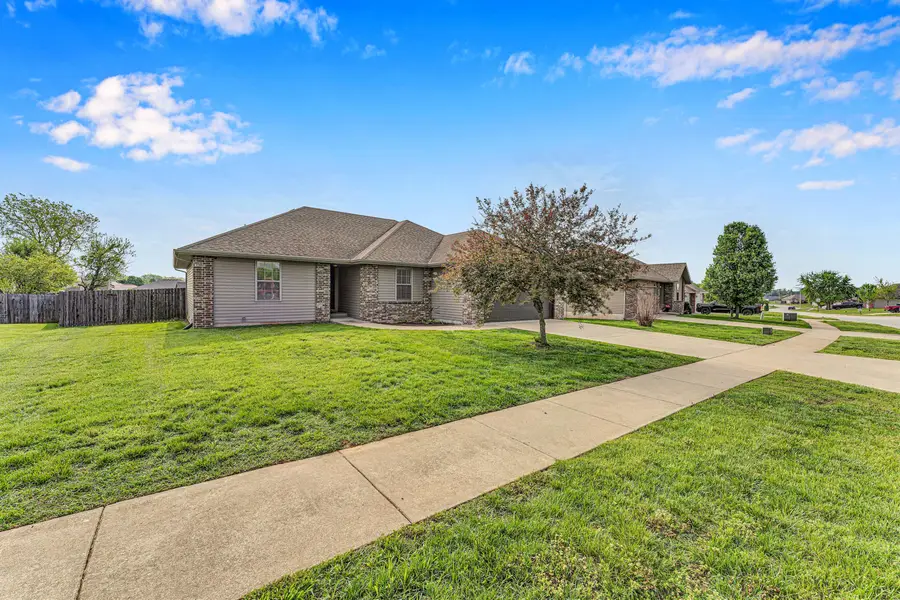 1054 S Tanner Avenue, Springfield, MO 65802 - #3