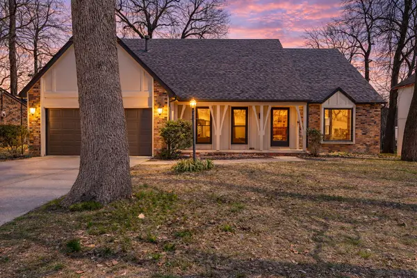 2104 S Hillcrest Avenue, Springfield, MO 65807