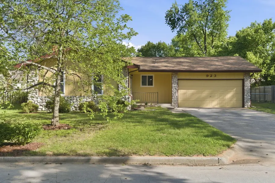 923 E Guinevere Street, Springfield, MO 65807 - #2