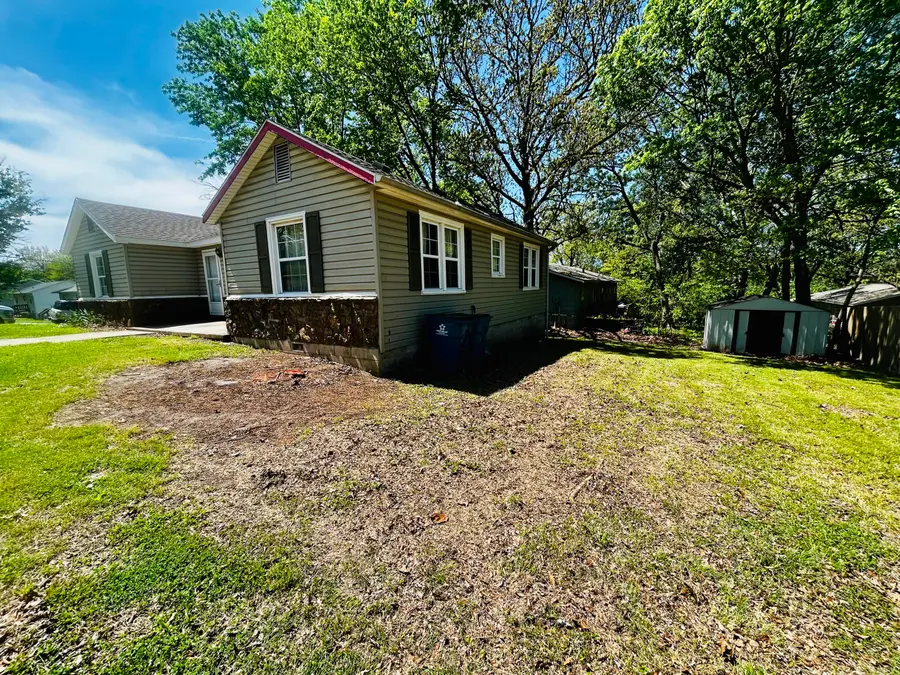 2002 Cash Street, Neosho, MO 64850 - #2