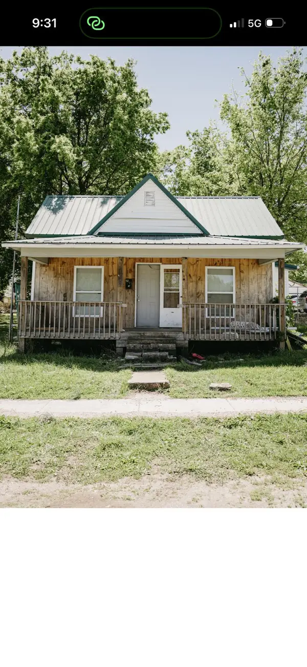 212 W Church Street, Aurora, MO 65605