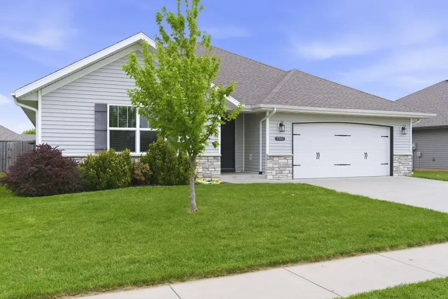 5585 W Pecan Street, Springfield, MO 65802 - #2