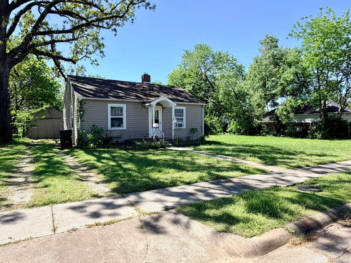 112 E Anderson Street, Aurora, MO 65605 - #1