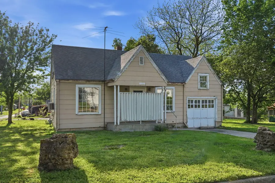 2303 N Farmer Avenue, Springfield, MO 65803 - #2